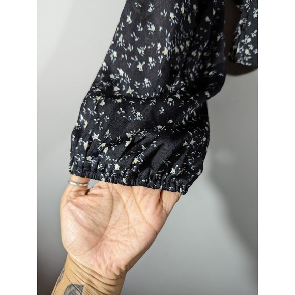 NWT ASTR The Label Black Floral Long Sleeve Faux Wrap Crop Blouse Women Size L - Picture 4 of 7